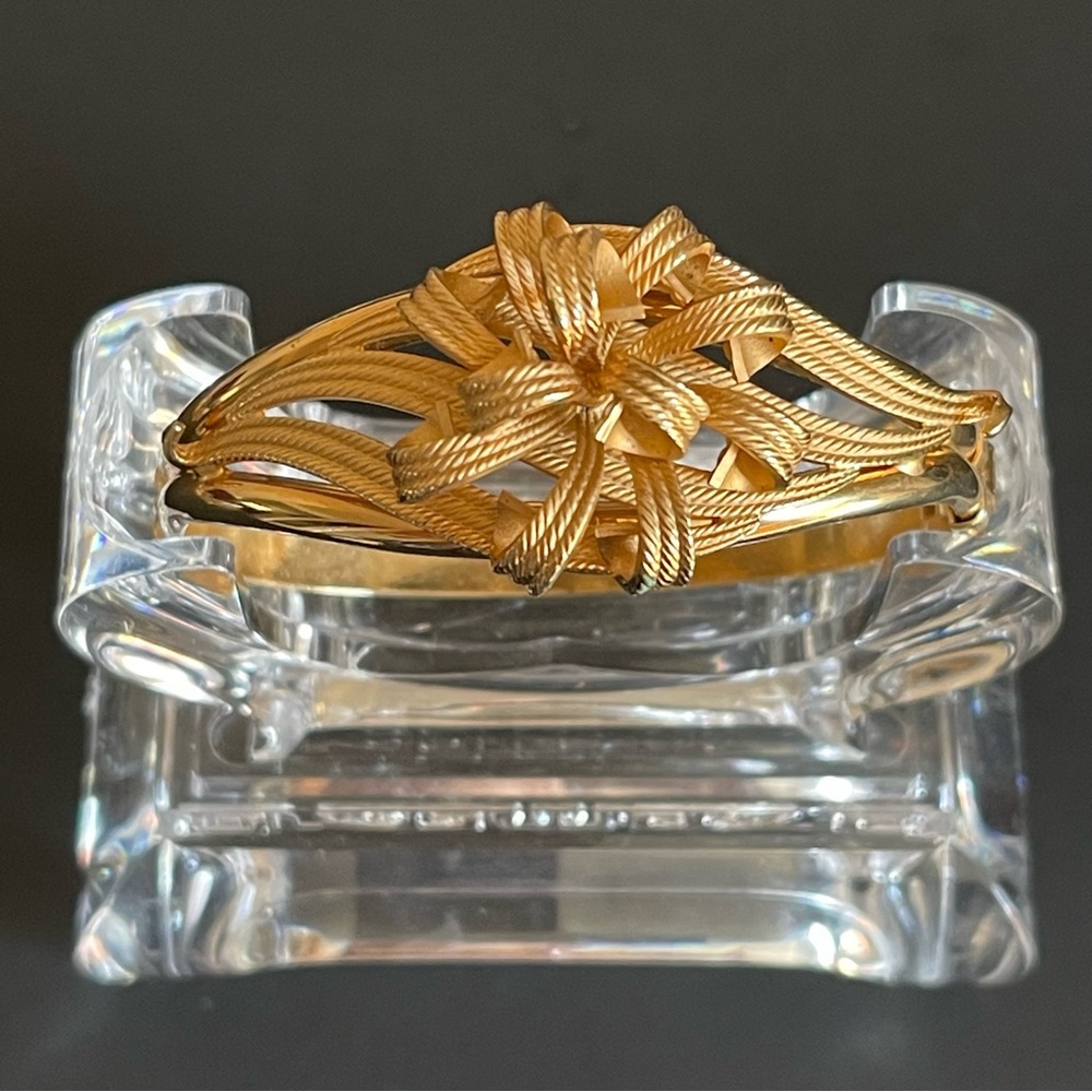 Vintage texted Gold-Tone Floral bangle Bracelet